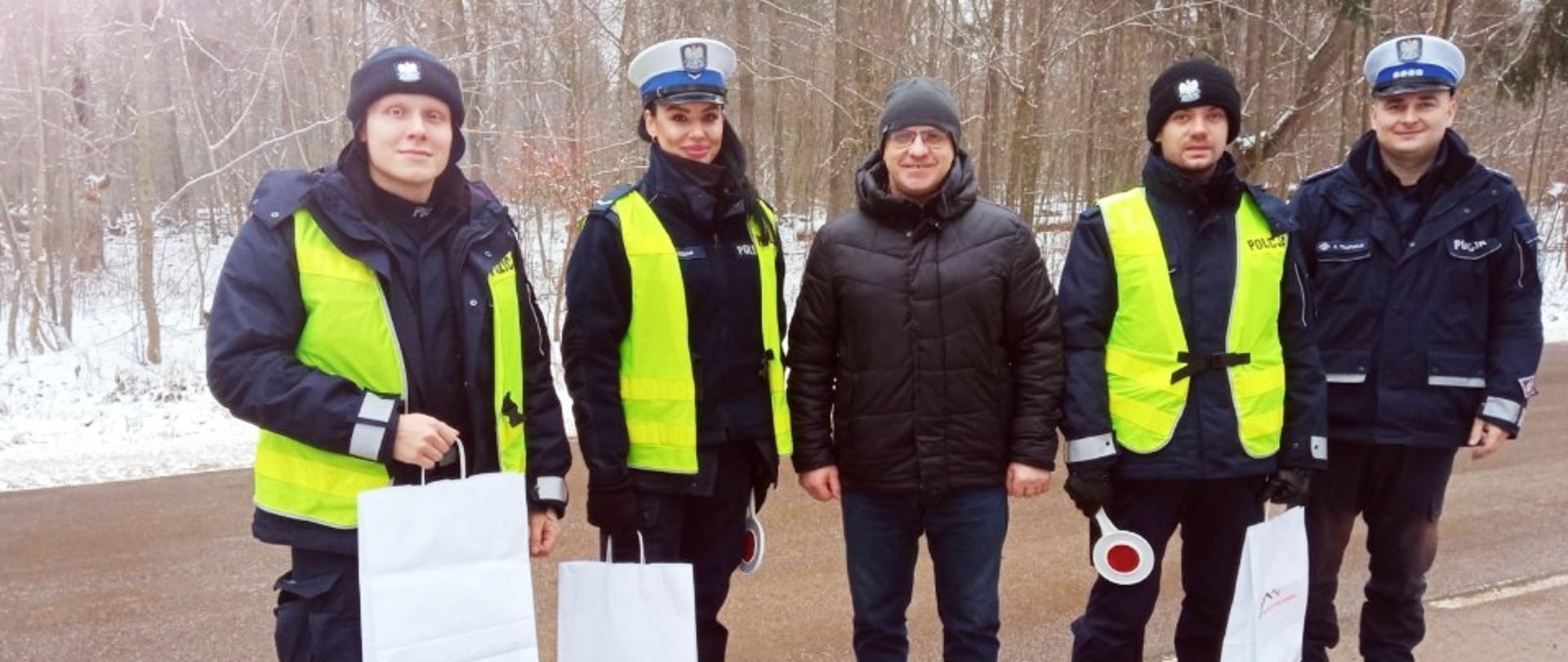 Starosta Hajnowski z funkcjonariuszami policji