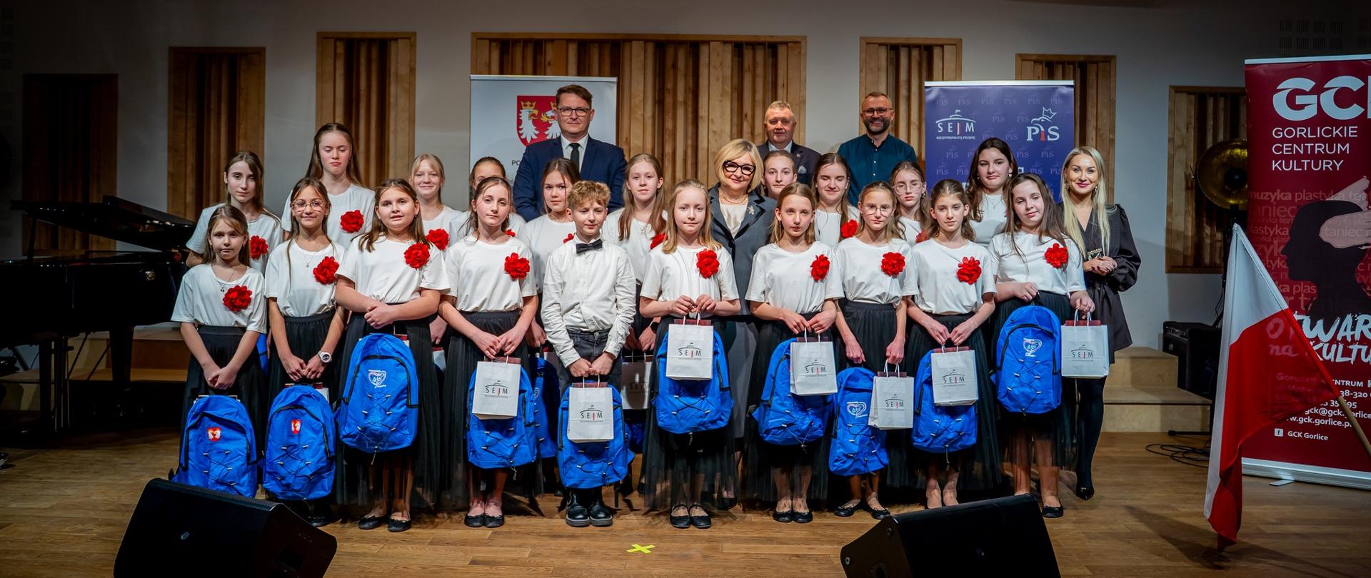 Zdjęcie grupowe z uczestnikami