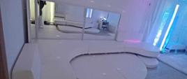 Sala doświadczania świata - zdjęcie przedstawia wyposażenie sali, efekty świetlne, które są tam zamontowane