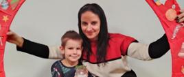 Rodzice pozują z dzieckiem do wspólnego zdjęcia, prezentują efekty warsztatów