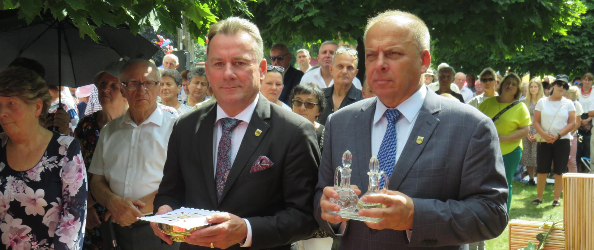 Złożenie darów przez delegacje