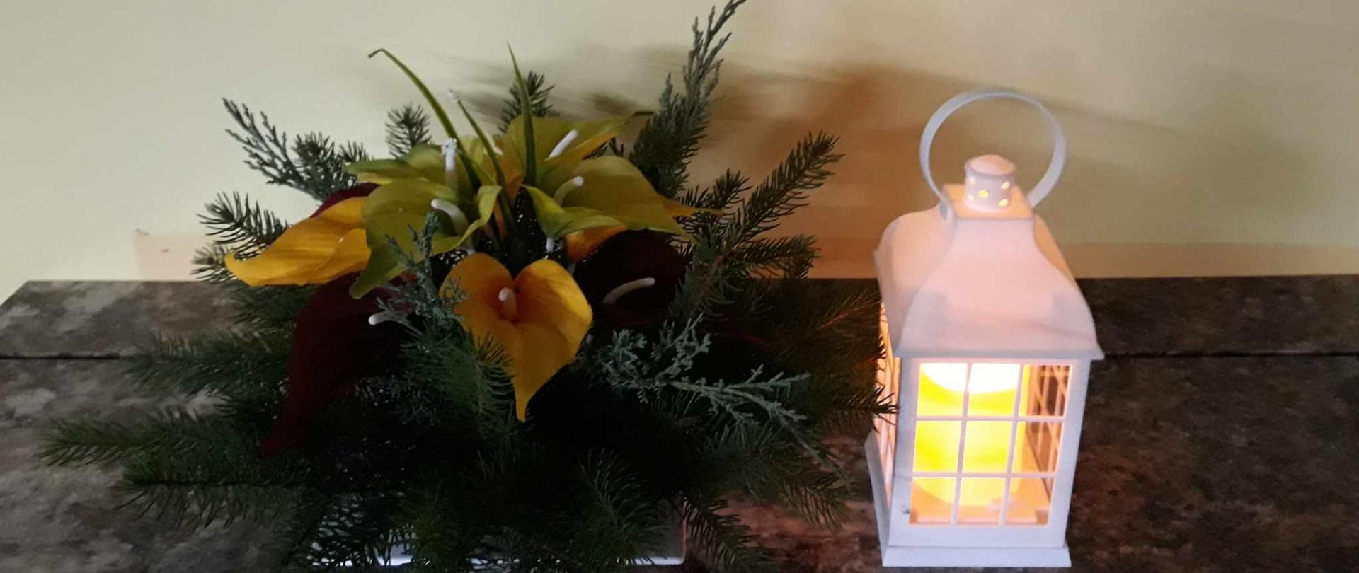stroik na grób i biały lampion