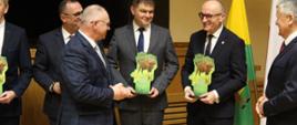 Moment wręczenia pamiątkowych statuetek