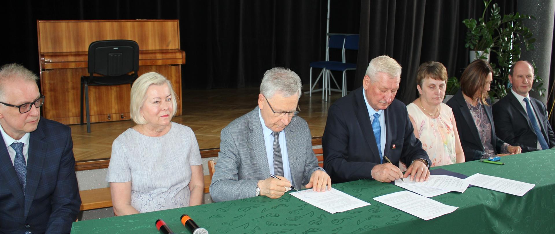 Podpisanie umowy na budowę boisk przy I LO i Budowlance 