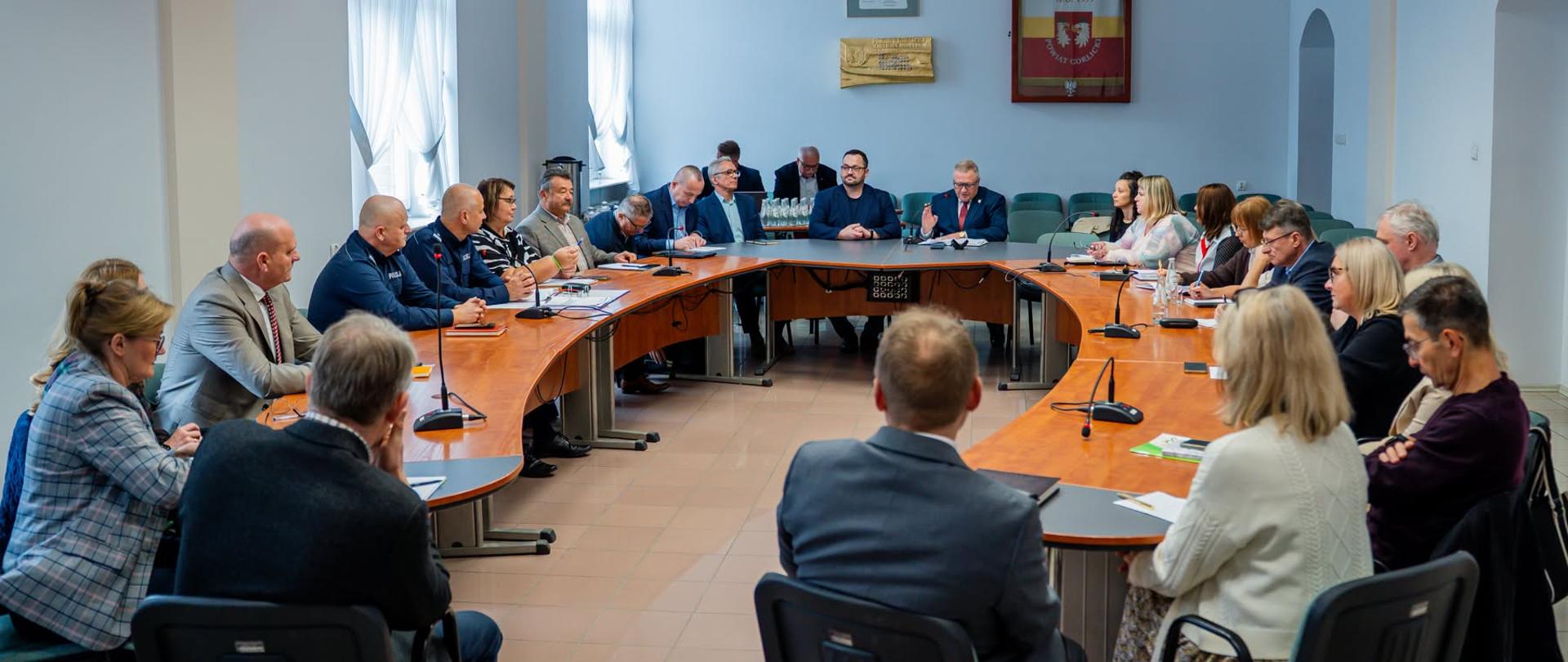 W rozmowach uczestniczyli przedstawiciele Powiatu, dyrektorzy szkół ponadpodstawowych i placówek oświatowych prowadzonych przez Powiat oraz Policji