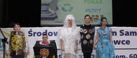 Uczestnicy pokazu mody preznetują stroje