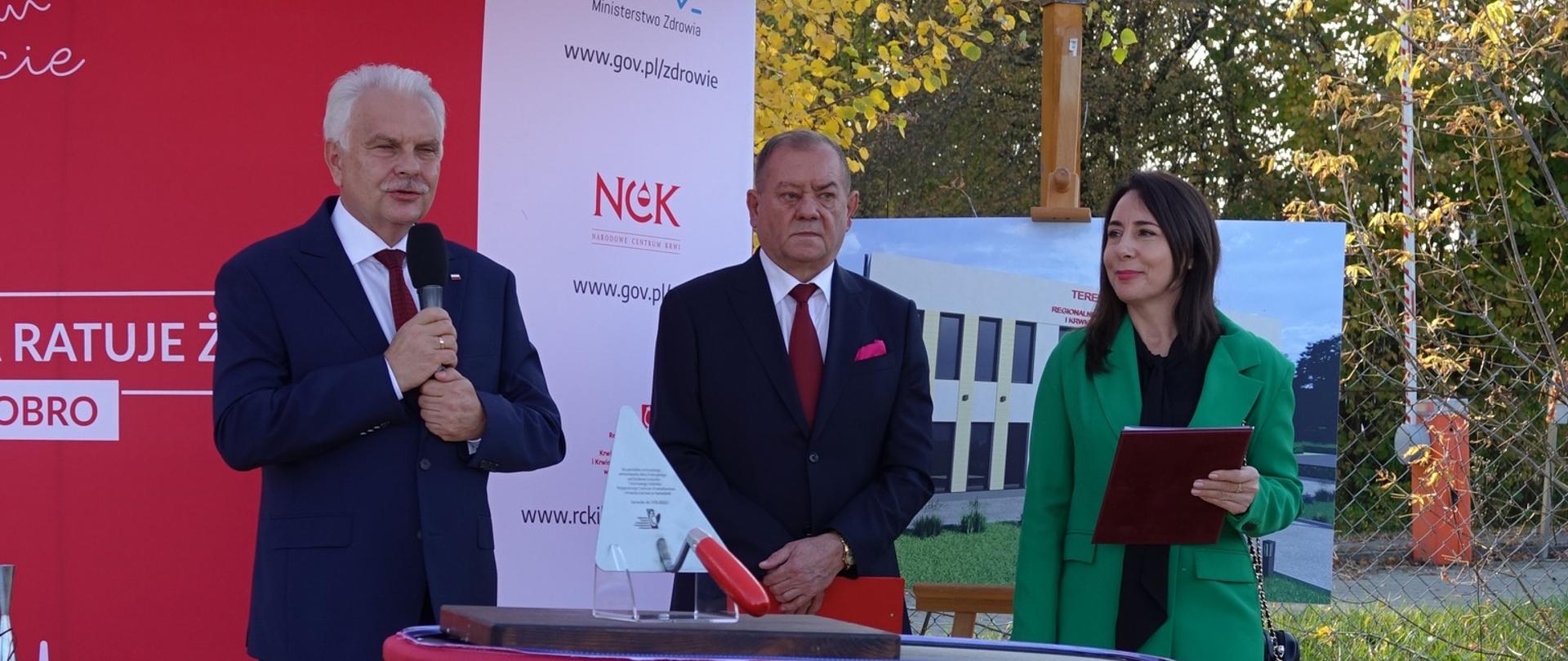 Uroczyste podpisanie i wmurowanie aktu erekcyjnego pod budowę Terenowego Oddziału w Garwolinie Regionalnego Centrum Krwiodawstwa i Krwiolecznictwa. Fot. 1