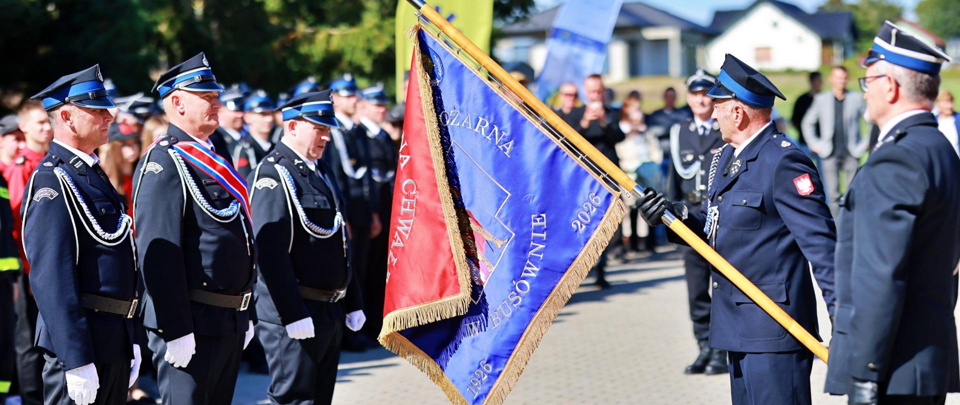ludzie podczas uroczystości jubileuszu 100 lecia i nadania sztandaru dla jednostki OSP