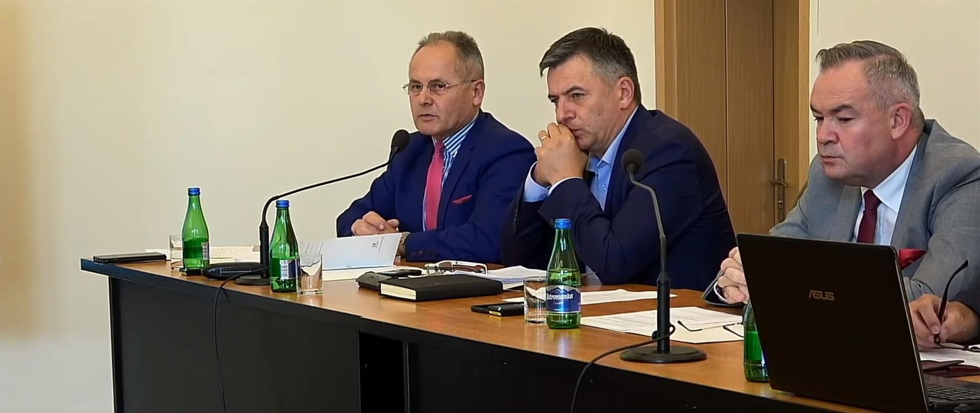 Przy prezydialnym stole siedzą (od lewej): wicestarosta, starosta i przewodniczący Rady Powiatu