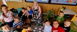 Grupa Sarenek pozuje do zdjęcia