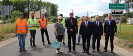 grupowe zdjęcie uczestników otwarcia drogi na drodze Nr 2019B 