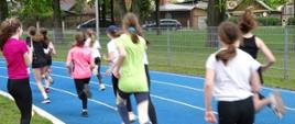 Dziewczyny biegną na dystansie 600 m