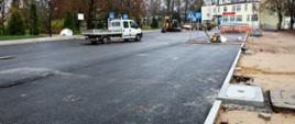 Przebudowa ul. Aleksego Zina powoli zmierza ku końcowi - na zdjęciu widok nowej nawierzchni oraz przygotowane podłoże pod ułożenie kostki chodnikowej