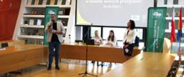 Ludzie stoją i mówią do mikrofonu