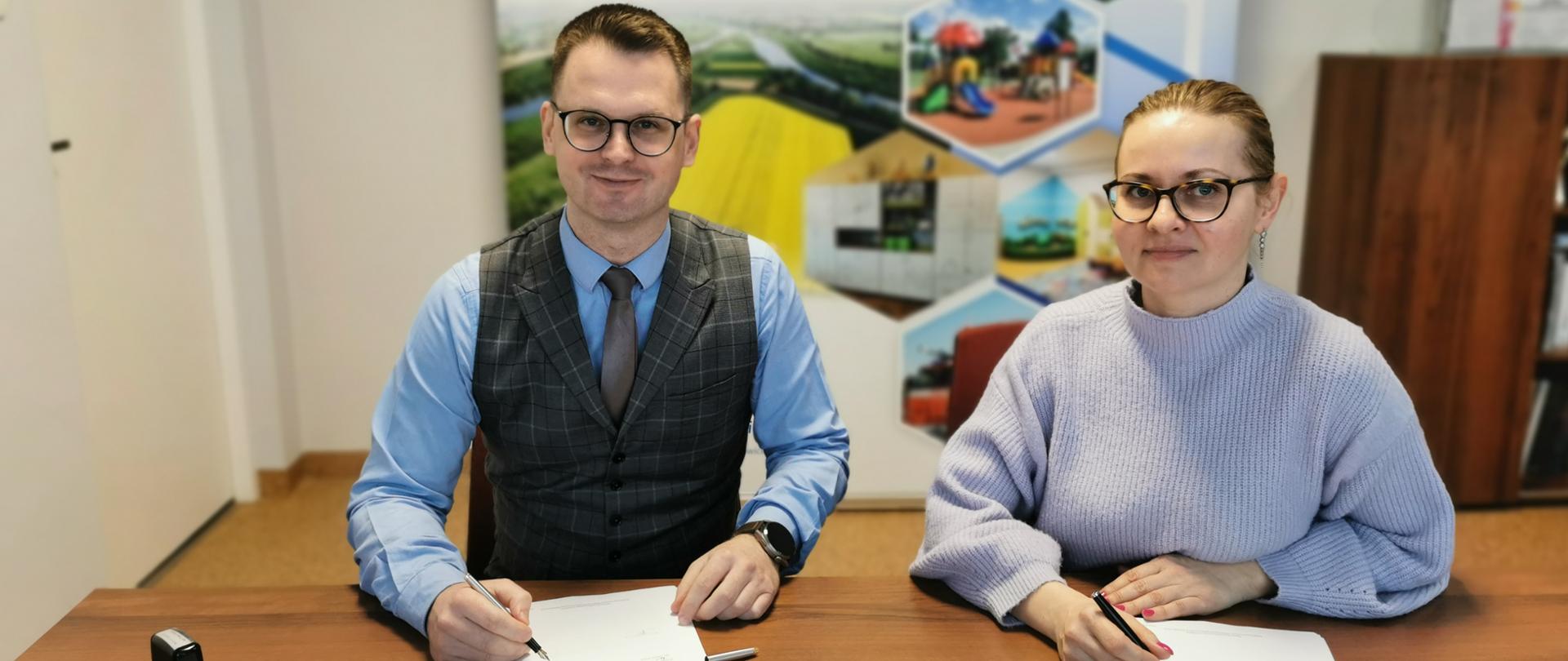od lewej Wójt Gminy Wietrzychowice oraz przedstawiciel firmy podpisującej umowę Pani Marzena Brzdękiewicz