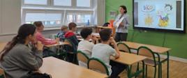 dzieci słuchają prezentacji