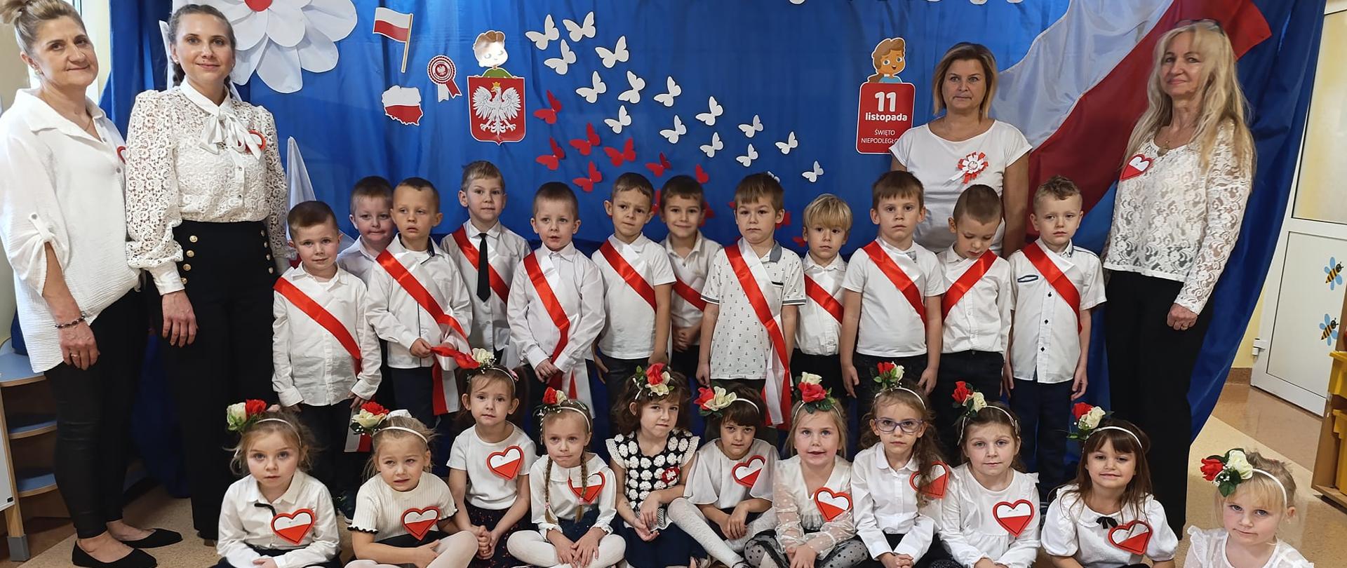 dzieci z wychowawcami w tle dekoracja