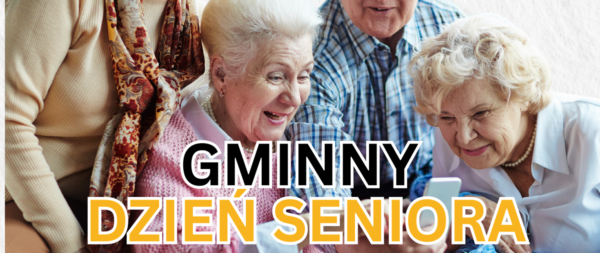 na zdjęciu 4 seniorów patrzą na telefon komórkowy, na środku czarno-pomarańczowy napis Gminny Dzień Seniora