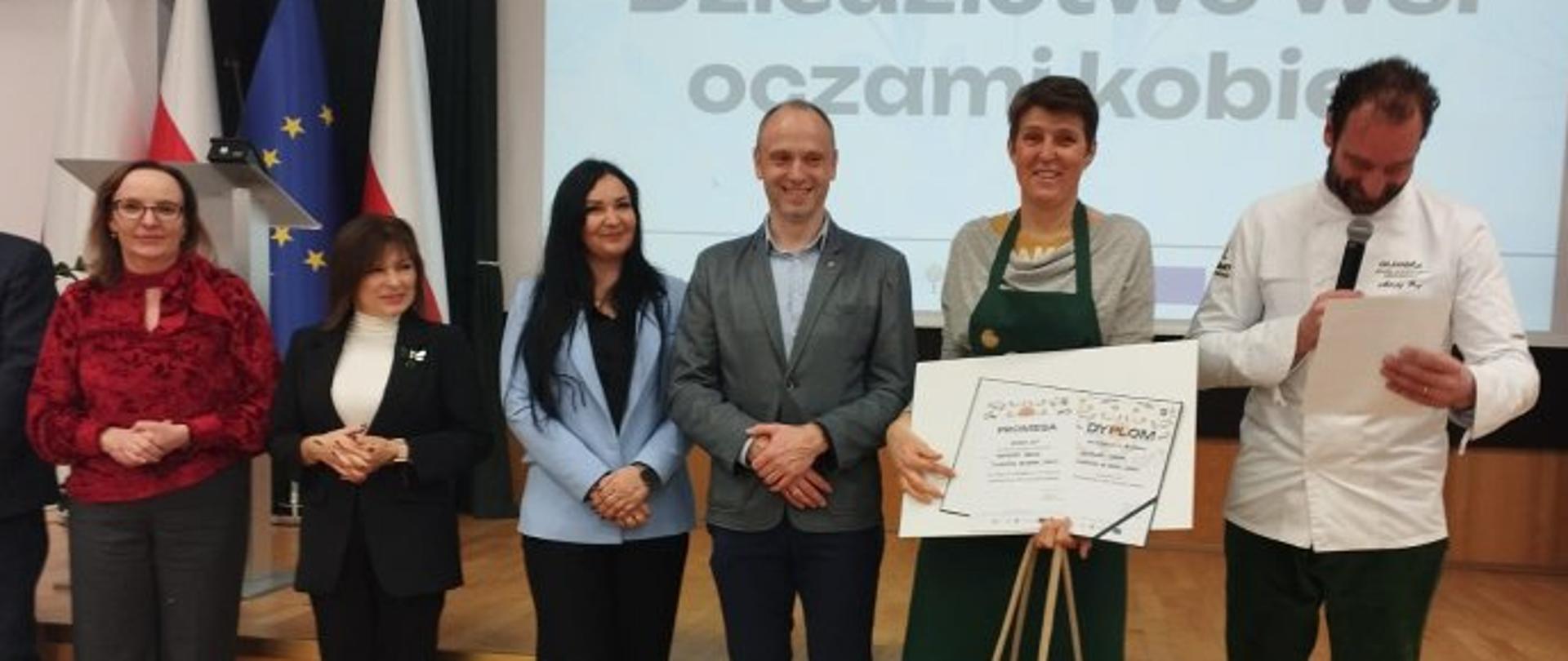 Laureatka z powiatu dąbrowskiego wraz z komisją konkursową po otrzymaniu nagrody 