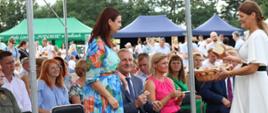 Pani Wójt częstująca gości chlebem dożynkowym