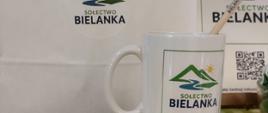 Gadżety Sołectwo Bielanka wręczane dla uczniów przygotowujących animację.
