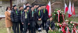 harcerze przed pomnikiem