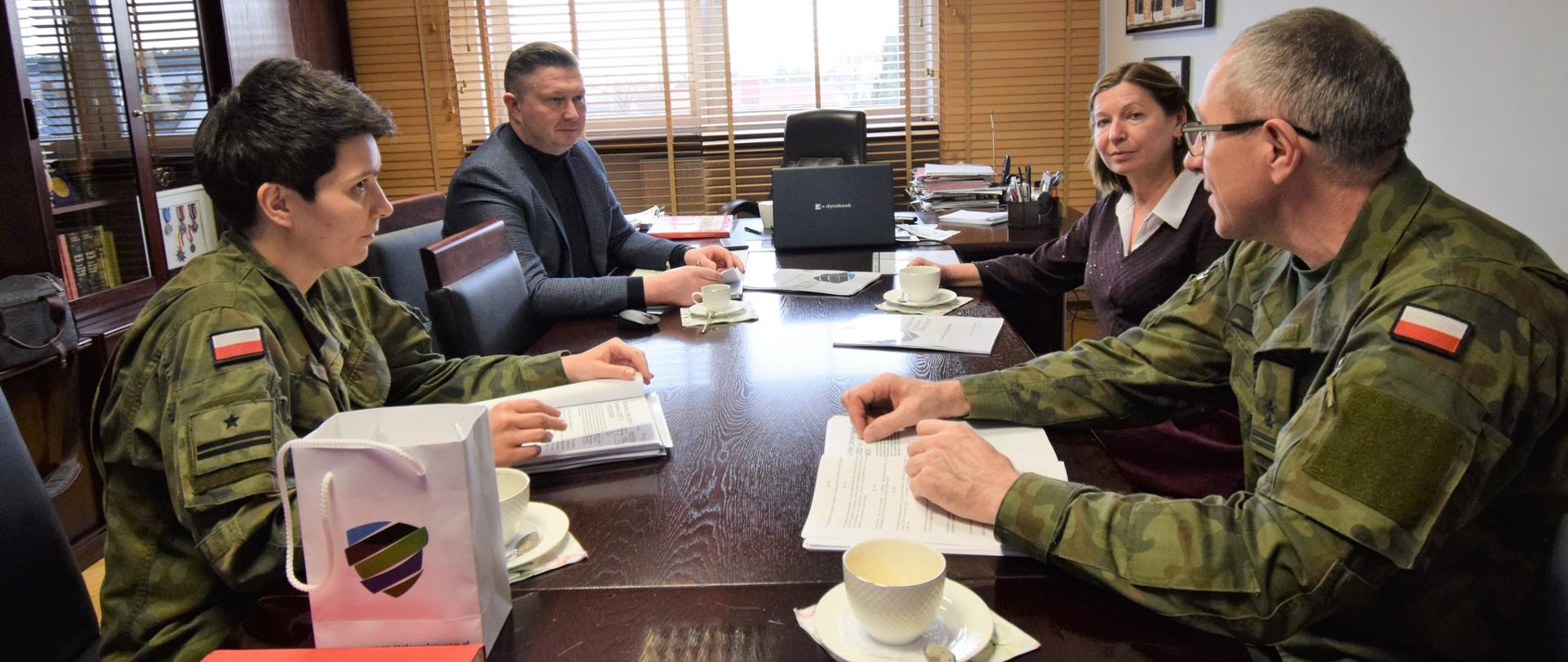 Spotkanie przedstawicieli wojska i dyrektora ZSM w gabinecie starosty
