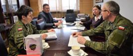 Spotkanie przedstawicieli wojska i dyrektora ZSM w gabinecie starosty
