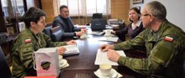 Spotkanie przedstawicieli wojska i dyrektora ZSM w gabinecie starosty
