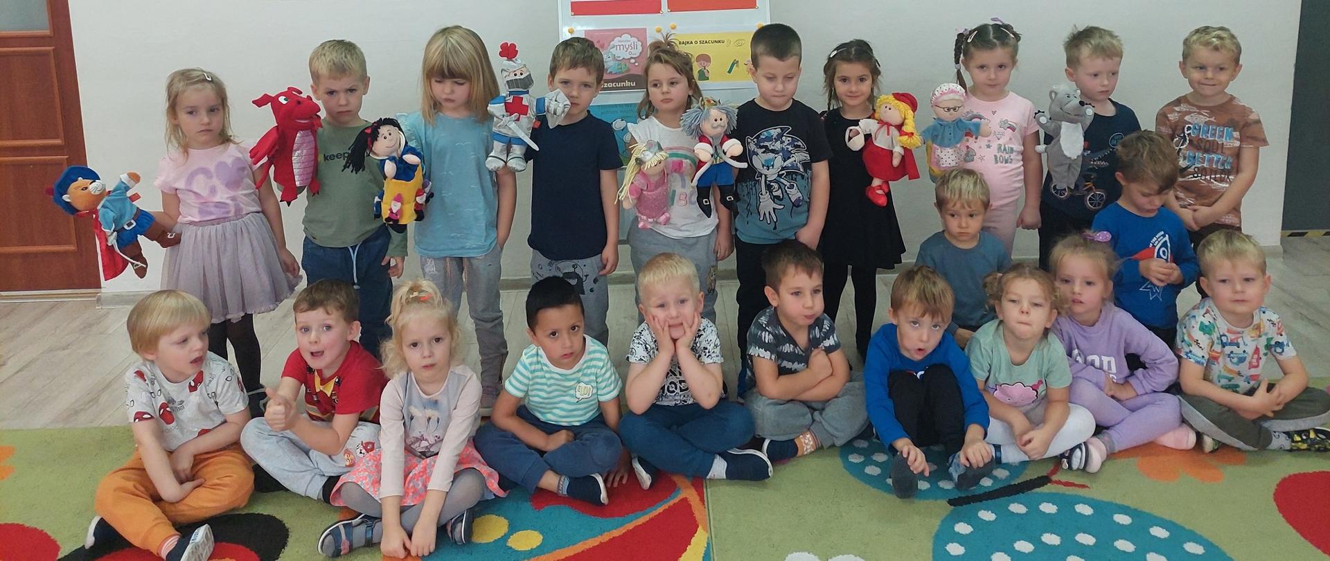 Grupa dzieci z kukiełkami