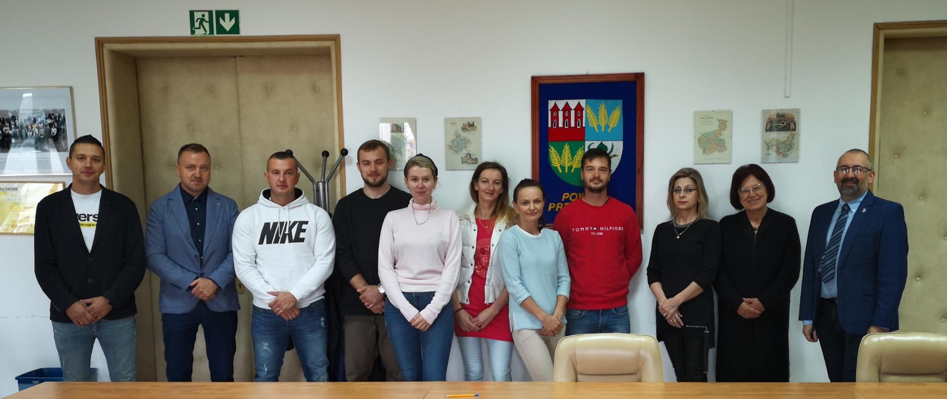 Zdjęcie przedstawia od prawe strony: Starostę Przasnyskiego Krzysztofa Bieńkowskiego, Wicedyrektor Powiatowego Urzędu Pracy Annę Obrębską oraz Panią Barbarę Garlińską wraz z nowymi przedsiębiorcami powiatu przasnyskiego tuż po podpisaniu umów na dofinansowanie rozpoczęcia ich działalności gospodarczej. 