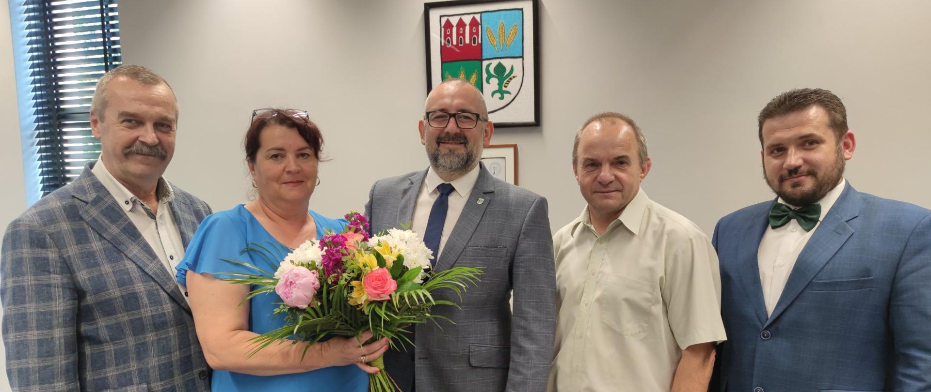 Na zdjęciu od lewej: Wicestarosta Waldemar Trochimiuk, Członek Zarządu Rady Powiatu Przasnyskiego Renata Wenda, Starosta Przasnyski Krzysztof Bieńkowski, Członek Zarządu Powiatu Przasnyskiego Edward Orłowski, Etatowy Członek Zarządu Powiatu Przasnyskiego Paweł Mostowy.