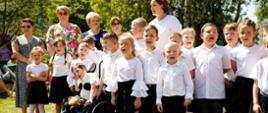 Dzieci i nauczycielki pozują do zdjęcia