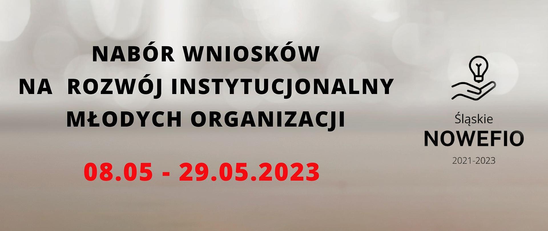 Czarny napis nabór wniosków na rozwój instytucjonalny młodych organizacji, czerwona data 08.05 - 29.05.2023. Obok logo NOWEFIO żarówka nad wyciągniętą dłonią.