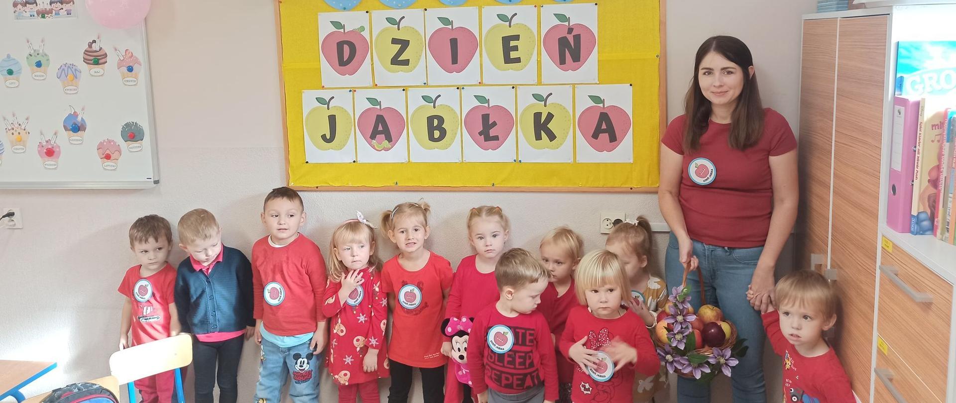 Dzień_Jabłka_-_dzieci_prezentują_wystawkę