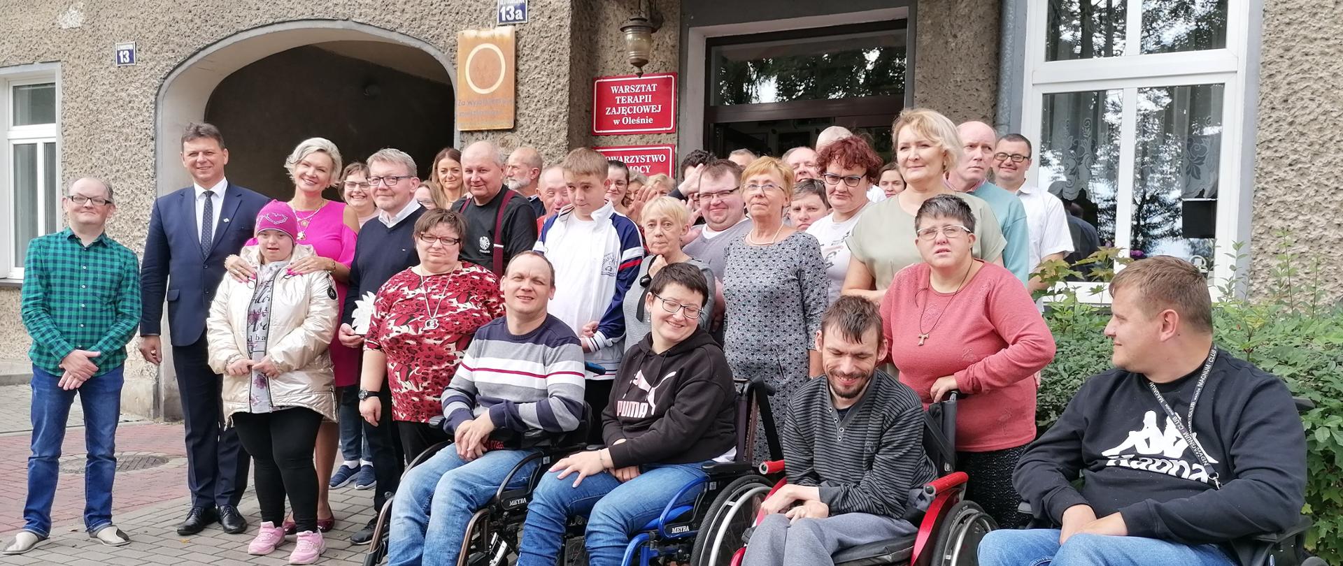 Podopieczni i wychowawcy Warsztatu Terapii Zajęciowej w Oleśnie z zaproszonymi gośćmi
