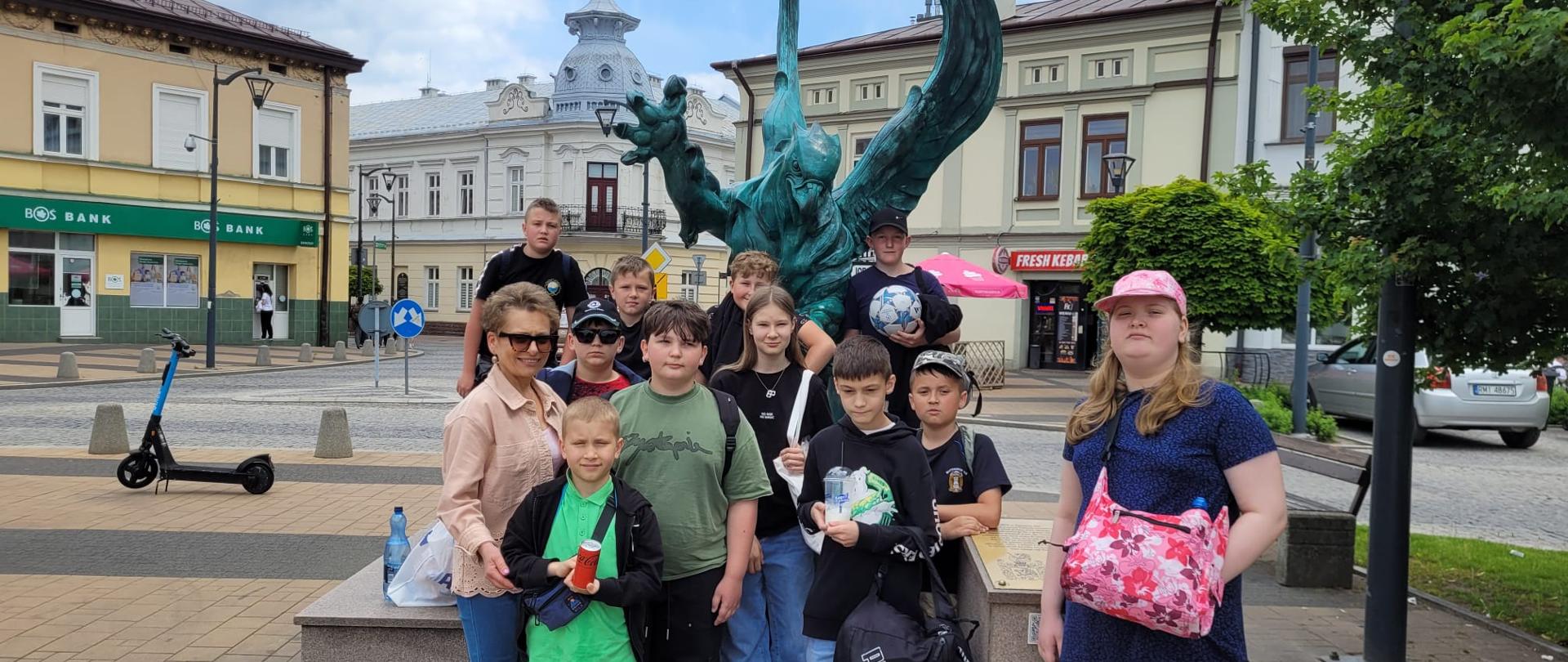 Uczniowie wraz z wychowawczynią podczas spaceru po mieleckiej Starówce