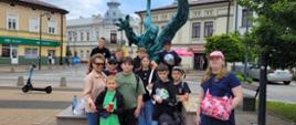 Uczniowie wraz z wychowawczynią podczas spaceru po mieleckiej Starówce