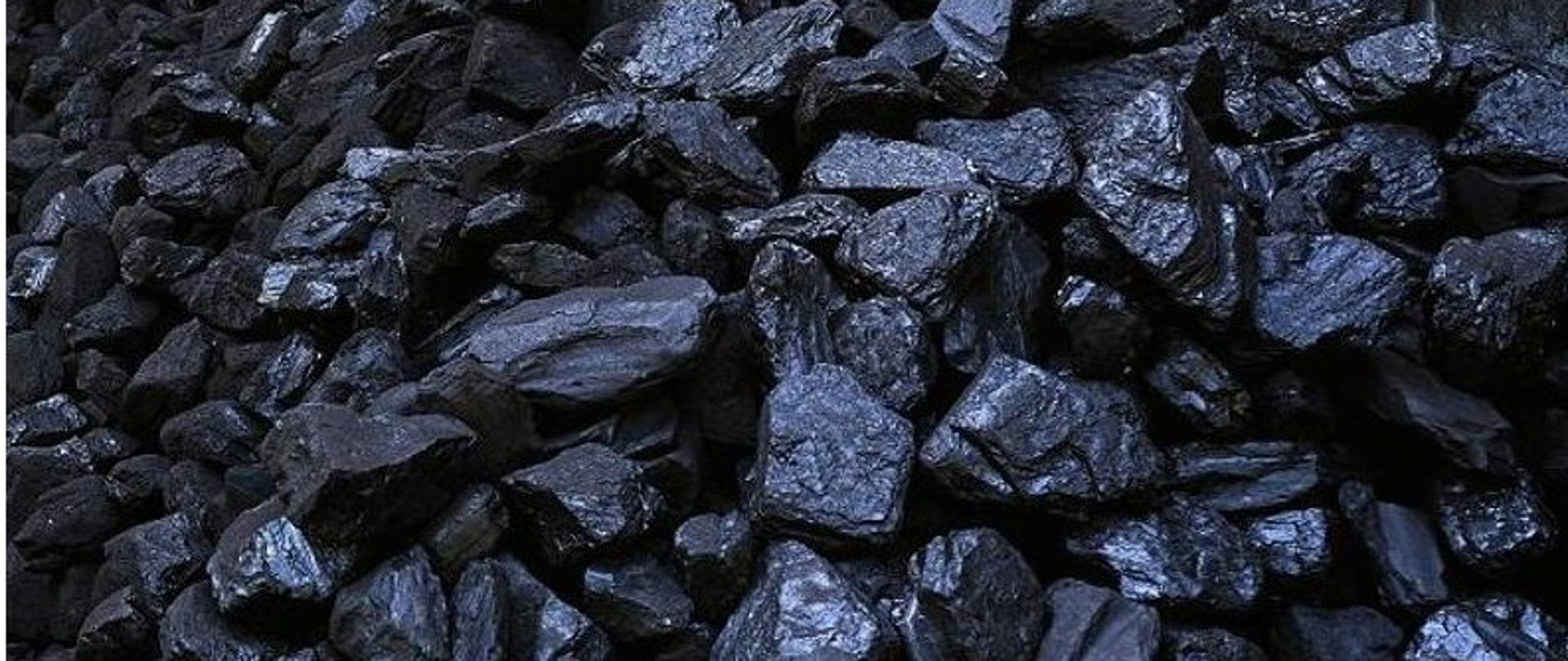 Preferencyjny zakup węgla kamiennego. Na ilustracji składowany węgiel kamienny