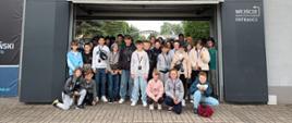 Grupa uczniów przed Muzeum