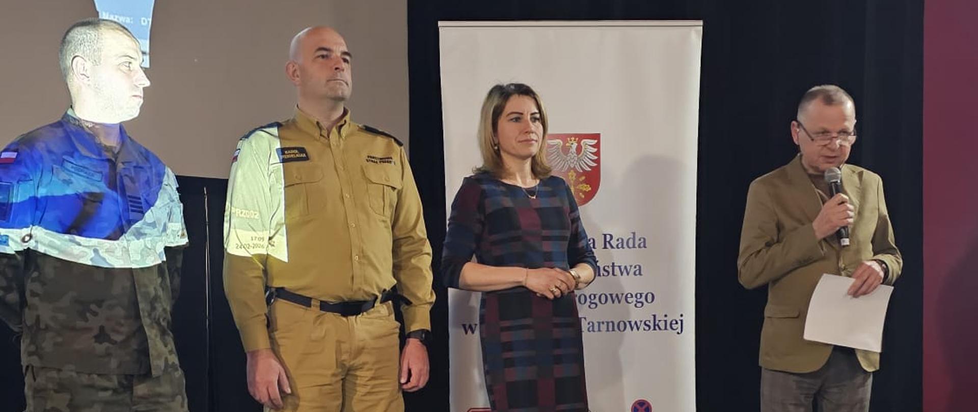 Starosta Dąbrowski zabiera głos podczas spotkania