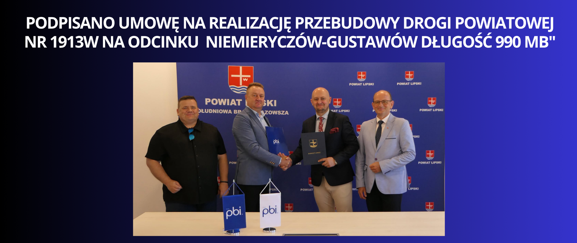 biały napis na granatowo czarnym tle "PODPISANO UMOWĘ NA REALIZACJĘ PRZEBUDOWY DROGI POWIATOWEJ
NR 1913W NA ODCINKU NIEMIERYCZÓW-GUSTAWÓW DŁUGOŚĆ 990 MB" zdjęcie z podpisania umowy, uściśnięcie dłoni między stronami