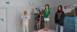 Moment nagrodzenia uczestników - młodzi zawodnicy stoją na podium