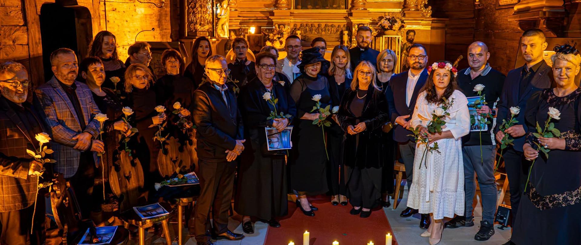 Wspólna lektura „Dziadów” połączyła samorządowców, mieszkańców, duchownych oraz członków Grupy Teatralnej „Kreatywni spod Sękowej”. 