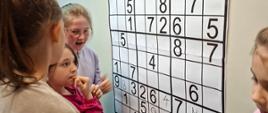 uczniowie układają sudoku