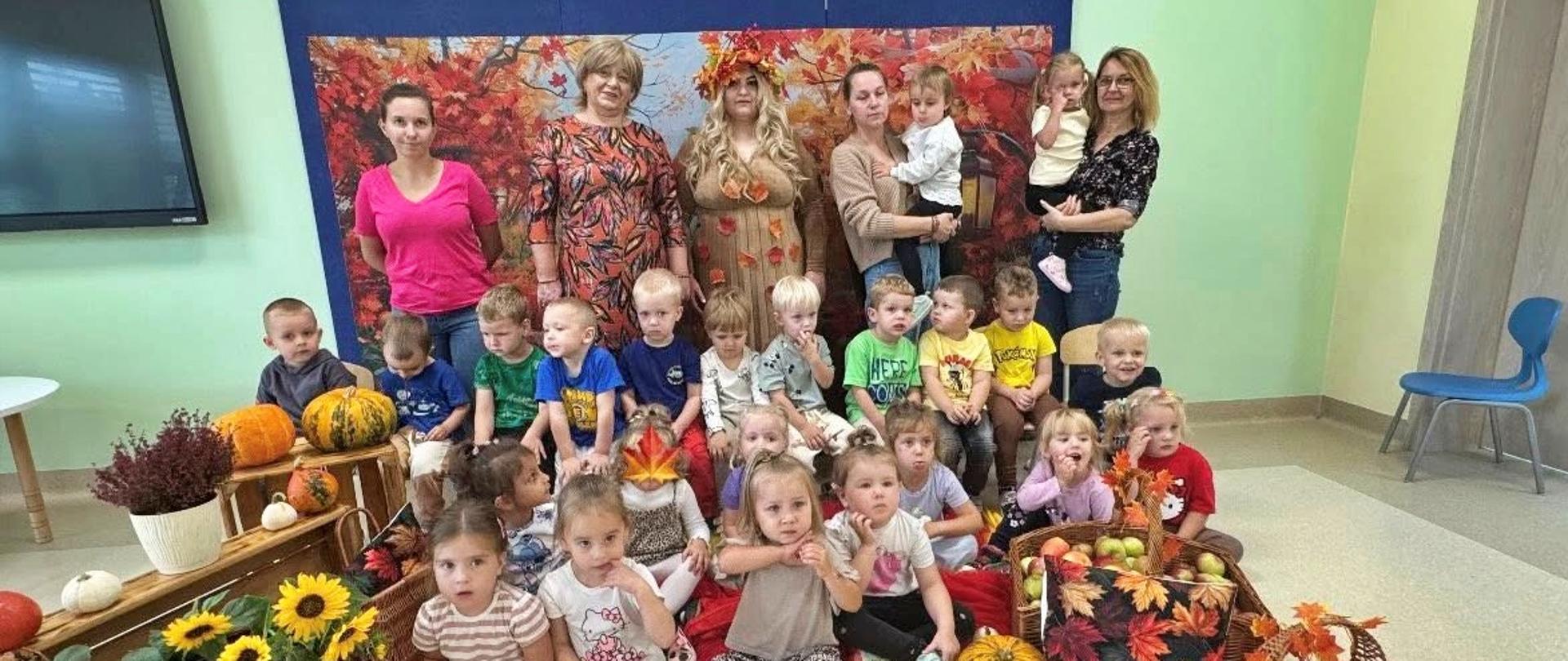 Grupowe zdjęcia dzieci w kolorach jesieni