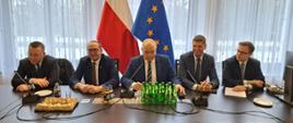 Spotkanie z samorządowcami - za stołem siedzą przedstawiciele strony rządowej. Źródło zdjęcia: Biuro Senatorskie Jacka Boguckiego