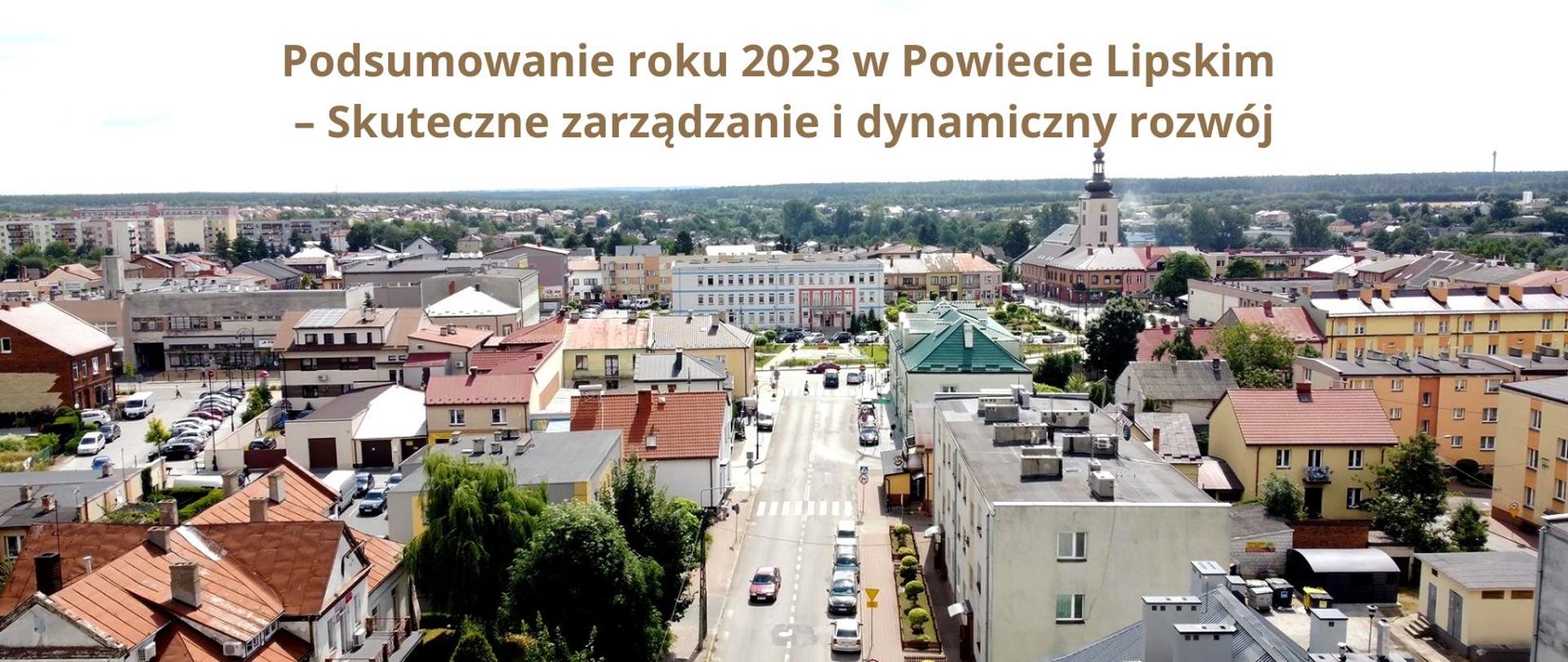 Panorama miasta Lipsko - ujęcie z drona. Na górze zdjęcia napis: Podsumowanie roku 2023 w Powiecie Lipskim – Skuteczne zarządzanie i dynamiczny rozwój