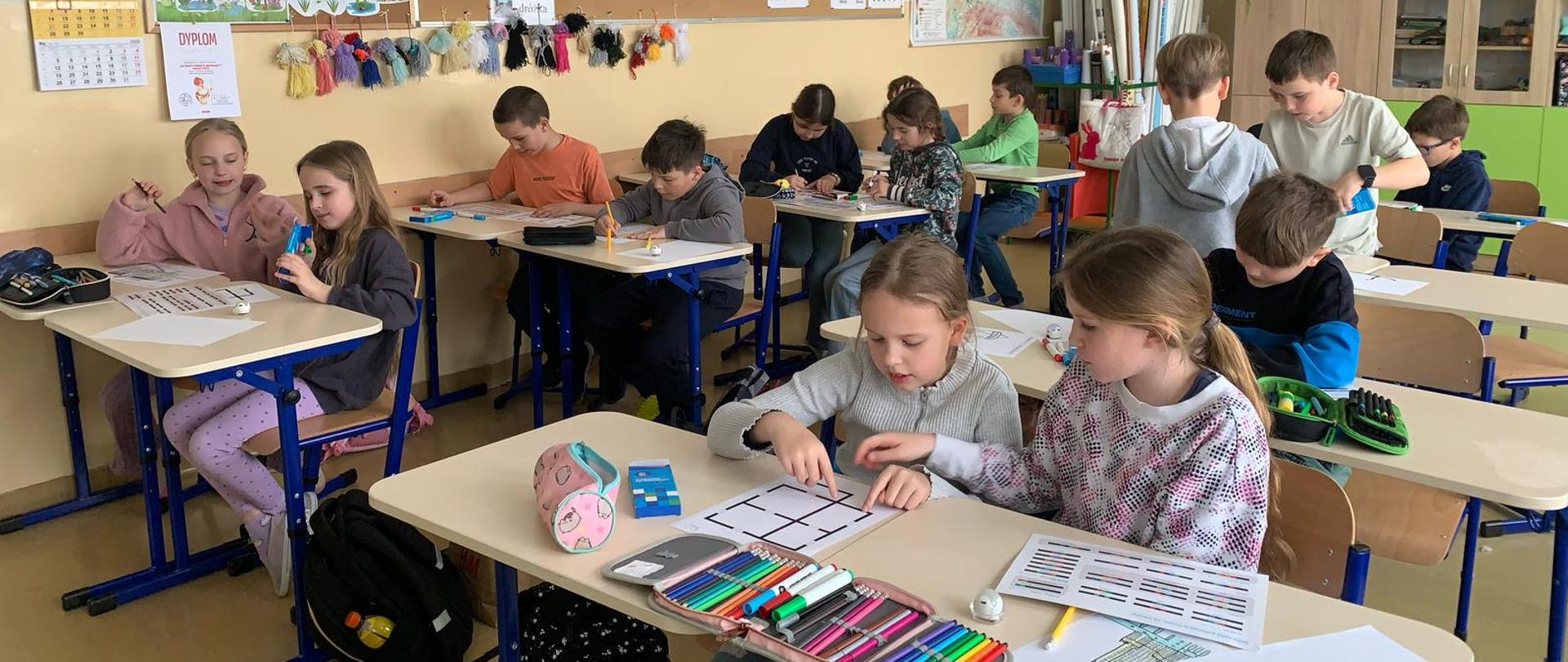 Uczniowie klasy 3 a uczą się kodowania.