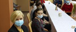 Zaproszeni goście - Dyrektor Środowiskowego Domu Samopomocy, dyrektor Warsztatu Terapii Zajęciowej oraz członkowie Koła siedzą za stołem